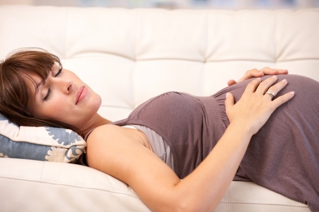 На каком боку спать при беременности?